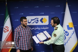 اهدای لوح تقدیر از سردار احمدرضا رادان فرمانده فراجا توسط امیرحسین مهرور(کاربر مردمی فارس من )به نمایندگی از مخاطبین فارس من