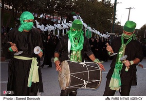 استقبال دسته عزاداران حسینی از ضریح جدید بارگاه سیدالشهدا (ع) در خرم‌آباد
