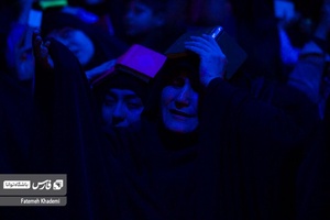 خانمی که در قرآن به سر در حال گریه است