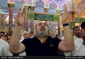 زائران حسینی در حرم مطهر امام حسین (ع)