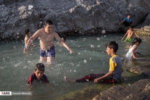 کودکان مشغول آب تنی در چشمه علی هستند. چشمه‌علی یک از نقاط باستانی، دیدنی و گردشگری شهر ری به‌شمار می‌رود.