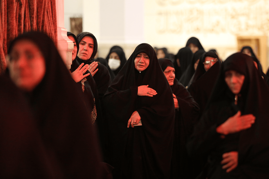 گزارش تصویری؛  زائران حرم بانوی کرامت در سوگ ام ابیها اشک ماتم ریختند