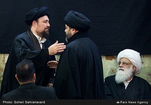 حجت الاسلام سیدعلی موسوی اردبیلی و حجت الاسلام سیدحسن خمینی در مراسم ختم آیت‌الله موسوی اردبیلی 