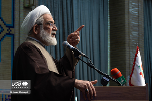 حجت‌الاسلام منتظری، رئیس دیوان عالی کشور، در حال سخنرانی در  یادواره شهدای حقوقدان شهر تهران.