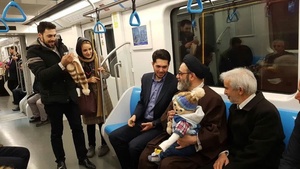 حضور آیت‌الله شهید آل‌هاشم در مترو