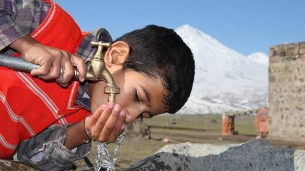 بازیگوشی خرس‌ها در اشترانکوه؛ آب به ۱۱۷ روستا رسید