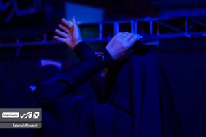 خانمی در حال قرآن به سر گرفتن است