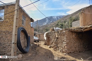 کوچه های روستای «زرده» و رها شدن لوله های آب در کوچه های روستای زرده طارم زنجان