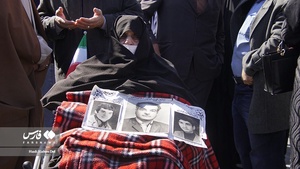 مادر دو شهید و همسر شهید انقلاب در راهپیمایی مردم یزد/ دهه نودی ها گل کاشتند