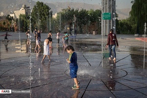 کودکان در پارک آب و آتش مشغلول آب بازی هستند. بازی با آب یکی از بهترین، اساسی ترین و لذت بخش ترین کارهایی است که کودکان انجام می دهند.