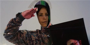 احترام نظامی یک زن