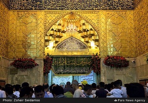 زائران حسینی در حرم مطهر امام حسین (ع)