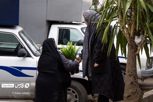 دختری برای مادر خود به مناسبت روز مادر گل هدیه گرفته است.
