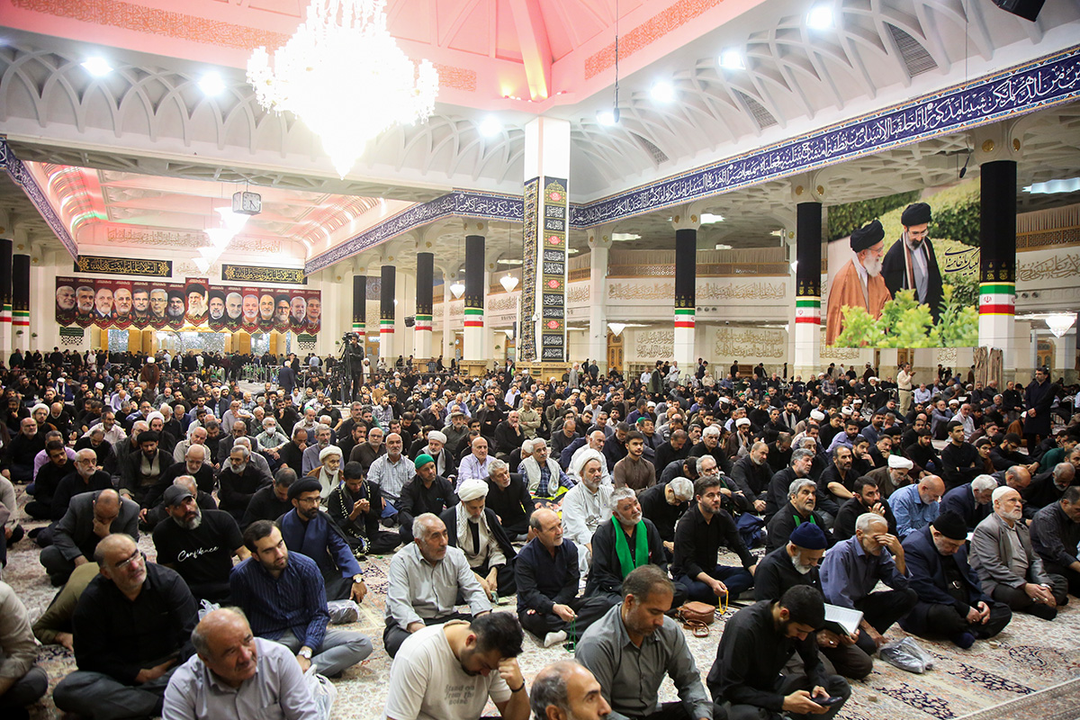 گزارش تصویری؛  زائران حرم بانوی کرامت در سوگ ام ابیها اشک ماتم ریختند