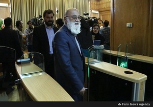 مهدی چمران پس از پایان جلسه از صحن خارج می شود.