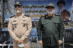 از راست:سردار سرتیپ قاسم تقی زاده جانشین وزیر دفاع و پیشتیبانی نیرو‌های مسلح و   امیر دریادار حبیب الله سیاری معاون هماهنگ کننده ارتش در رزمایش موشکی ارتش در شمال اقیانوس هند