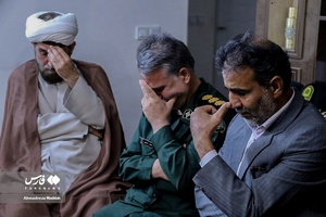 لحظه اعلام خبر شناسایی هویت شهید گمنام به خواهر شهید «حسین علامه»