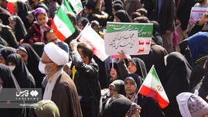 حاشیه نگاری فارس از راهپیمایی مردم یزد/ دهه نودی ها گل کاشتند