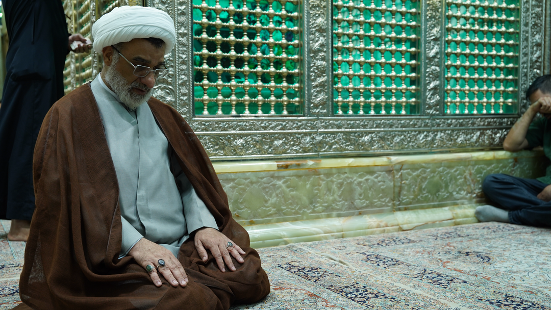 حضور دبیر شورای عالی انقلاب فرهنگی در حرم مطهر حضرت موسی مبرقع (ع)