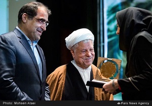 آیت الله اکبر هاشمی رفسنجانی رئیس مجمع تشخیص مصلحت نظام، سید حسن قاضی‌زاده هاشمی، وزیر بهداشت، درمان و آموزش پزشکی در حال اهدای لوح تقدیر به محققان برگزیده هستند