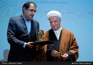 آیت الله اکبر هاشمی رفسنجانی رئیس مجمع تشخیص مصلحت نظام، سید حسن قاضی‌زاده هاشمی، وزیر بهداشت، درمان و آموزش پزشکی در حال اهدای لوح تقدیر به محققان برگزیده هستند