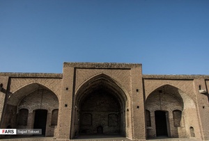 کاروانسرایی در دشت طلایی ری