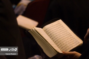 خانمی در حال خواندن دعای عشرات است