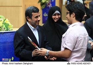 اهدای لوح تقدیر به برگزیدگان ششمین همایش ملی نخبگان جوان توسط محمود احمدی نژاد رئیس جمهور 