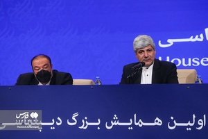 رامین مهمانپرست دبیر اولین همایش دیپلماسی اقتصادی و مهدی صفری،معاون دیپلماسی اقتصادی وزارت امور خارجه  در اولین همایش بزرگ دیپلماسی اقتصادی