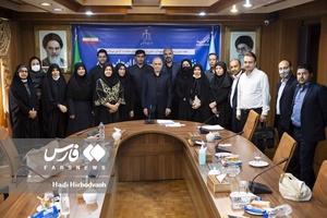 عکس یادگاری امین حسین رحیمی  وزیر دادگستری با اصحاب رسانه در پایان نشست خبری