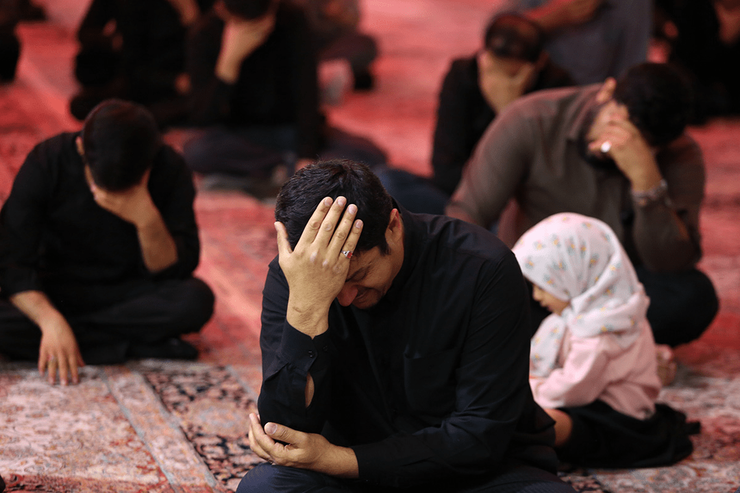 گزارش تصویری؛  زائران حرم بانوی کرامت در سوگ ام ابیها اشک ماتم ریختند