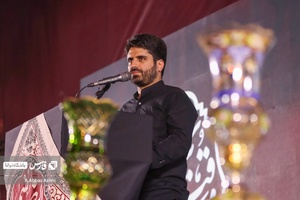 شعرخوانی محمد رسولی شاعر مذهبی در مراسم‌شام غریبان شهدای خدمت