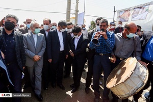 استقبال اهالی روستای خلیل کرد از محمدباقر نوبخت، رييس سازمان برنامه و بودجه كشور در سفر یک روزه‌اش به استان همدان