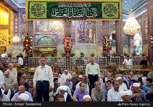 زائران حسینی در حرم مطهر امام حسین (ع)