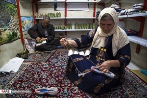 کلاش، گیوه محلی یا همان پای‌افزار دست‌ساز مختص استان کردستان است که از الیاف طبیعی ساخته می‌شود.قدمت بافت گیوه در بین مردم هورامان به یک‌هزار سال پیش برمی‌گردد.