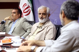 حسین کنعانی مقدم دبیر کل حزب سبز، سروری دبیر کل جمعیت رهپویان و نمازی عضو شورای مرکزی حزب کارگزاران در میزگرد بررسی تحزب در ایران 
