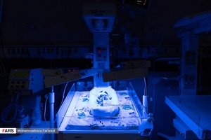 قل پنجم (  قل E  ) در بخش  مراقبت های ویژه نوزادان ( NICU 4 ) زیر دستگاه فتوتراپی جهت درمان زردی / بیمارستان حضرت زینب(س) شیراز