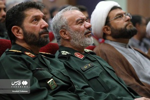 از چپ: سردار حسن حسن زاده فرمانده سپاه محمد رسول الله تهران  و سردار علی فدوی جانشین فرمانده سپاه پاسداران در همایش علمی «محله اسلامی»