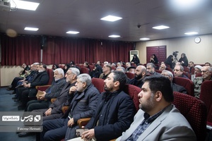 خانواده شهدا و جانبازان در مراسم رونمایی کتاب "بی‌چتر زیر باران" در دانشکده خبرگزاری فارس حضور یافتند