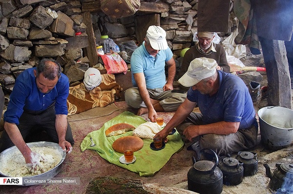 استراحت دامداران در سراي گوسفندي و صرف غذا 