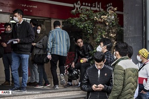 ازدحام خریداران ارز در مقابل  صرافی شهر واقع در میدان فردوسی 