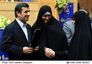 اهدای لوح تقدیر به برگزیدگان ششمین همایش ملی نخبگان جوان توسط محمود احمدی نژاد رئیس جمهور 