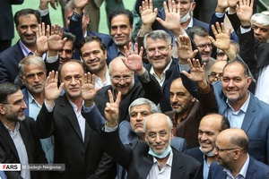 عکس یادگاری نمایندگان ملت بعداز انتخاب محمدباقر قالیباف به عنوان رئیس مجلس یازدهم