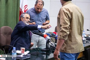 ضدعفونی کردن میکروفون‌های رسانه‌ها توسط دکتر حمید انصاری دبیرستاد مرکزی بزرگداشت امام خمینی (ره) در پایان نشست خبری