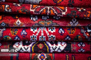 فرش بافی از دوران کهن در شهرستان جهرم رونق داشته و بافت فرش ها به روش های کاملا سنتی و ذهنی صورت می گرفته است
