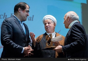 آیت الله اکبر هاشمی رفسنجانی رئیس مجمع تشخیص مصلحت نظام، سید حسن قاضی‌زاده هاشمی، وزیر بهداشت، درمان و آموزش پزشکی در حال اهدای لوح تقدیر به محققان برگزیده هستند