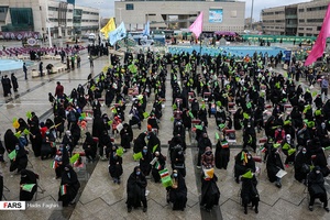 در این آئین جمعی از زائران و مجاوران بارگاه ثامن الائمه علی ابن موسی الرضا (ع) با در دست داشتن پرچم‌های مزین به نام، ولیعصر (عج) در میدان شهدای مشهد اجتماع کردند و از خداوند تعجیل در ظهور حضرت حجت (عج) را خواستار شدند.