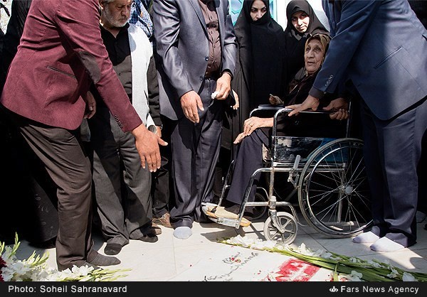 مادر شهید مجتبی صادقی در نخستین دیدار با فرزندش پس از 33 سال