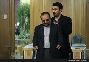 مجتبی شاکری به محل جلسه شورای شهر تهران وارد می شود.
