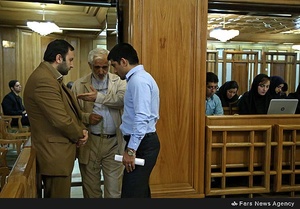 علیرضا دبیر، پرویز سروری و محسن پیرهادی در حین برگزاری جلسه در گوشه ای از سالن با یکدیگر مشورت می کنند.